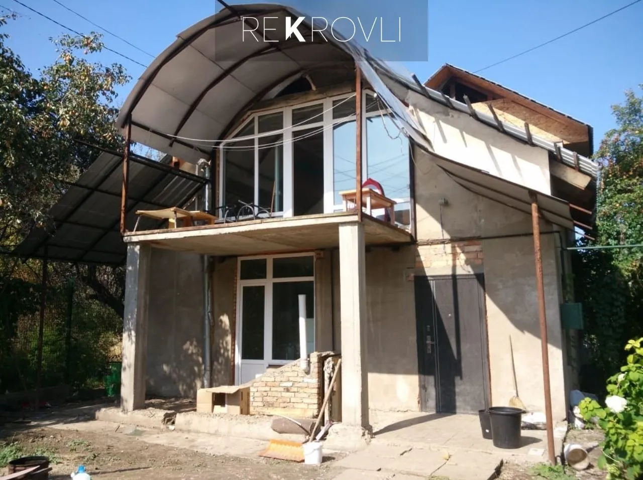 Частный дом в Алматы с отремонтированной арочной кровлей
